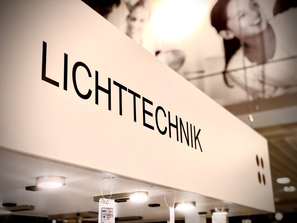 Lichttechnik - Ausstellungsleiste mit Schriftzug Lichttechnik