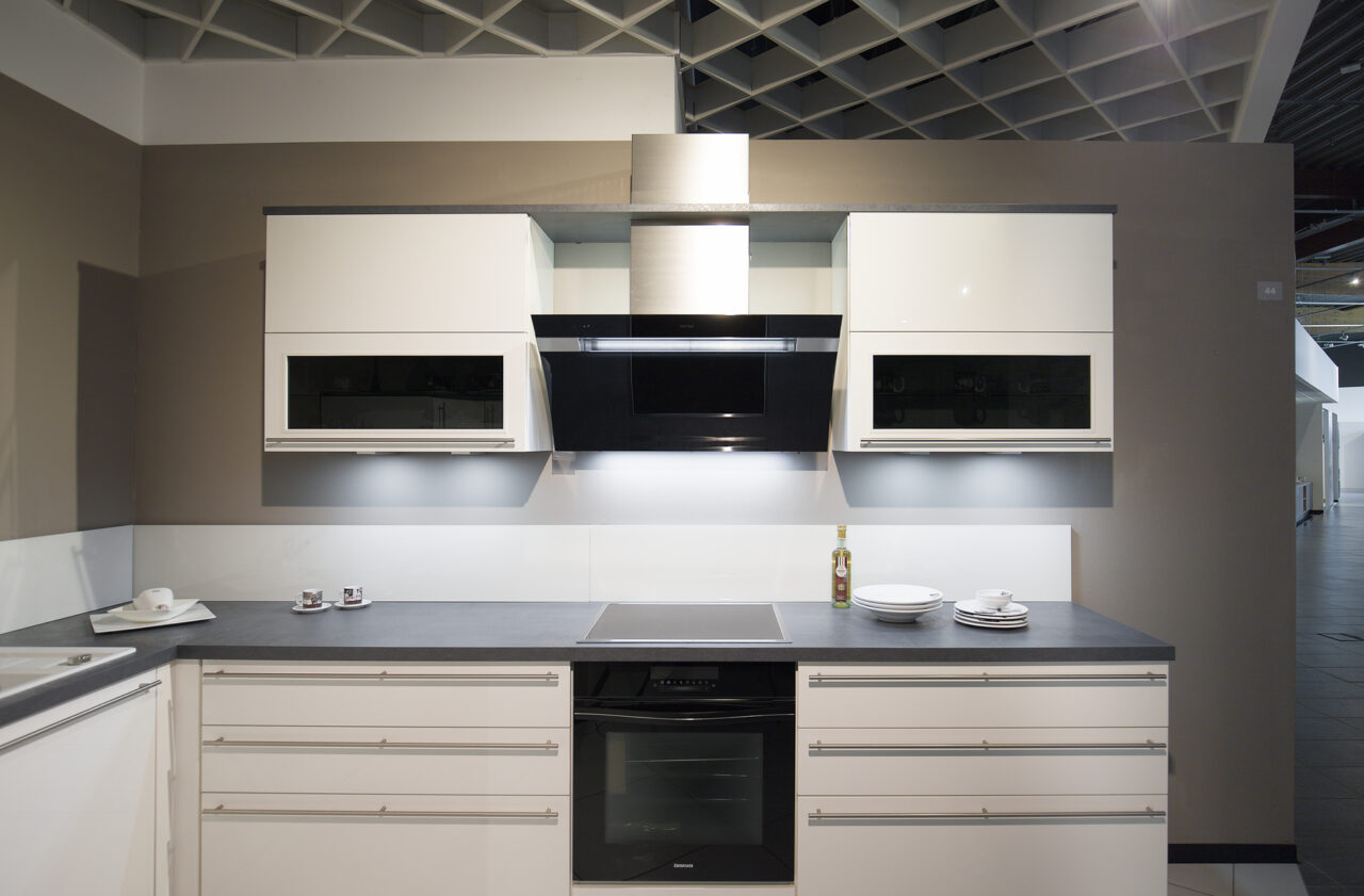 LINEA Flash weiß – Koje 44 Linea - Winkelküche in weiß - hochglanz, viel Stauraum, zeitlos klassisch Eck-Hochschrank mit LeMans-Drehböden (Foto), Glas-Nischenrückwand
