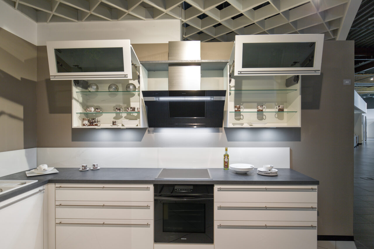 LINEA Flash weiß – Koje 44 Linea - Winkelküche in weiß - hochglanz, viel Stauraum, zeitlos klassisch Eck-Hochschrank mit LeMans-Drehböden (Foto), Glas-Nischenrückwand
