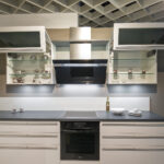 Koje_44_Dunsthaube_Backofen_Spuele__0003_01