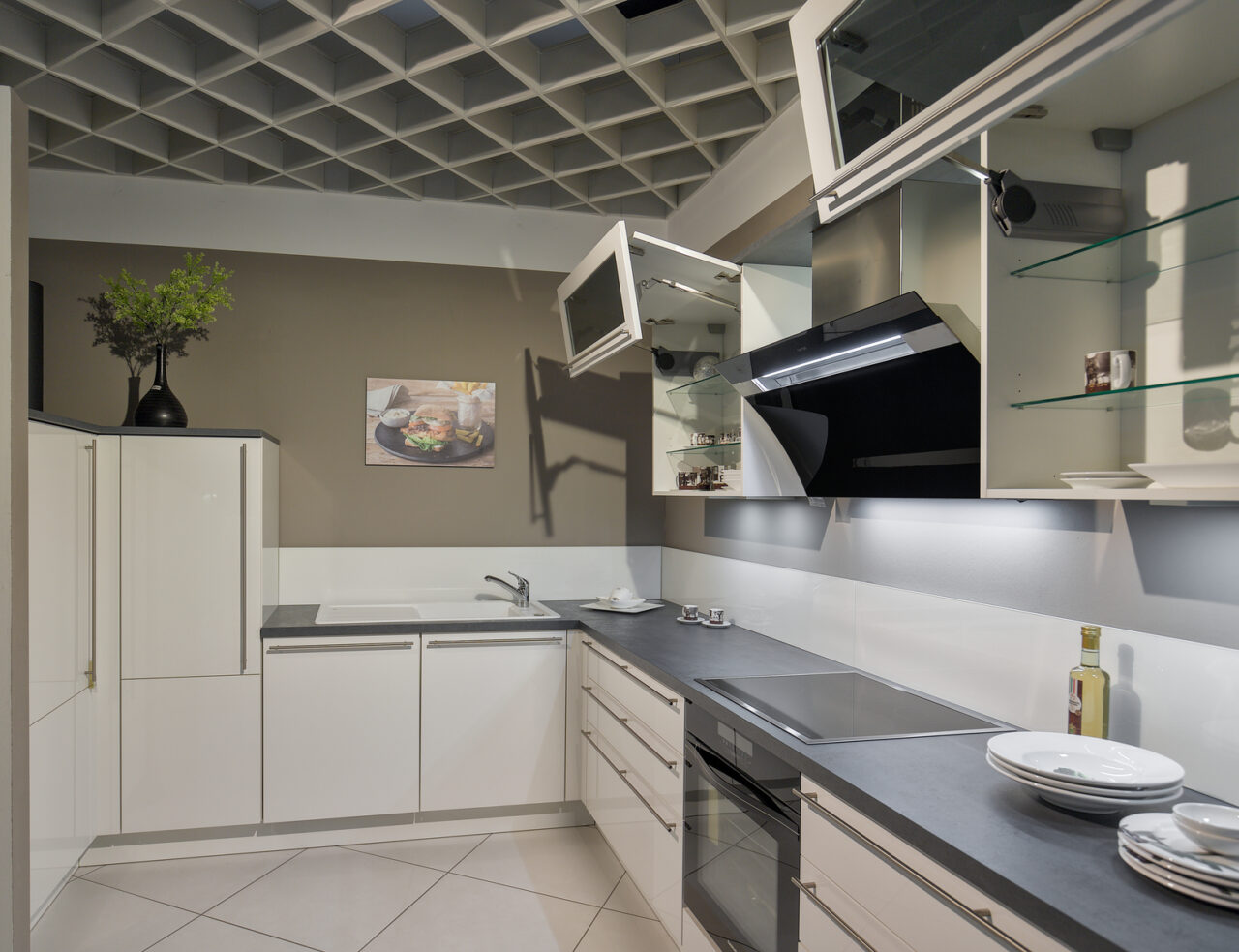 LINEA Flash weiß – Koje 44 Linea - Winkelküche in weiß - hochglanz, viel Stauraum, zeitlos klassisch Eck-Hochschrank mit LeMans-Drehböden (Foto), Glas-Nischenrückwand