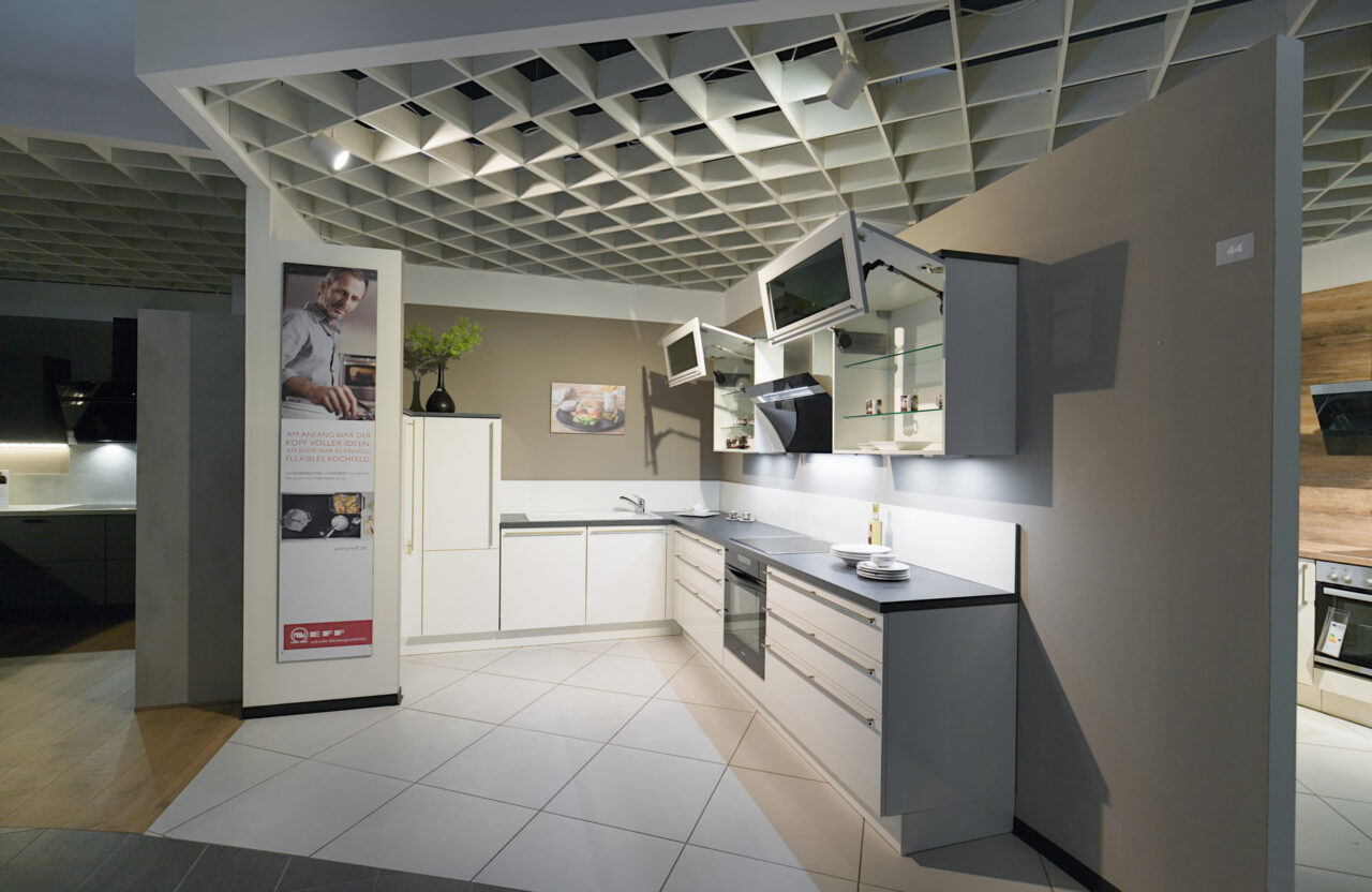 LINEA Flash weiß – Koje 44 Linea - Winkelküche in weiß - hochglanz, viel Stauraum, zeitlos klassisch Eck-Hochschrank mit LeMans-Drehböden (Foto), Glas-Nischenrückwand