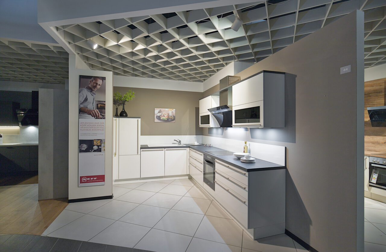 LINEA Flash weiß – Koje 44 Linea - Winkelküche in weiß - hochglanz, viel Stauraum, zeitlos klassisch Eck-Hochschrank mit LeMans-Drehböden (Foto), Glas-Nischenrückwand