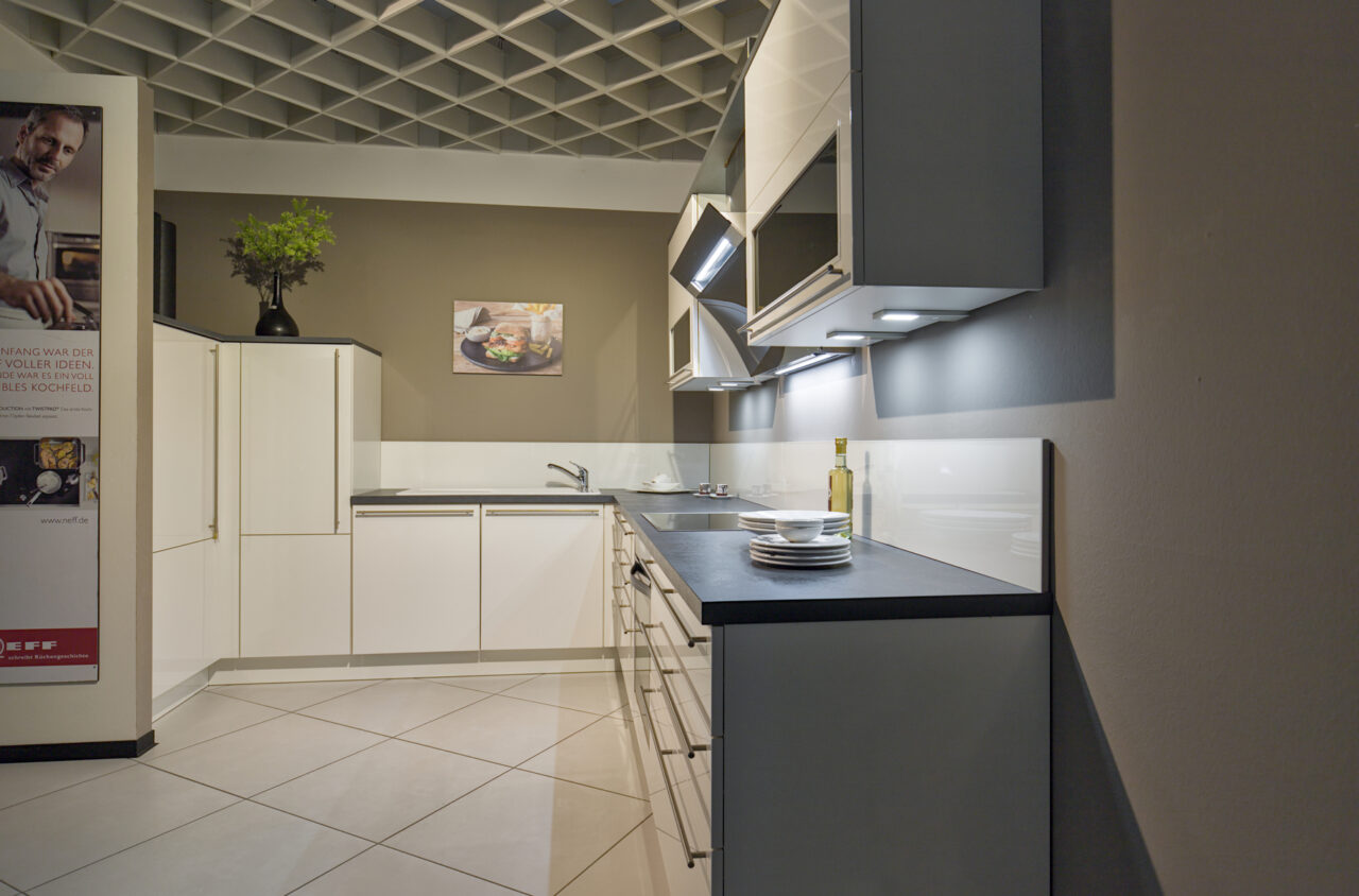 LINEA Flash weiß – Koje 44 Linea - Winkelküche in weiß - hochglanz, viel Stauraum, zeitlos klassisch Eck-Hochschrank mit LeMans-Drehböden (Foto), Glas-Nischenrückwand