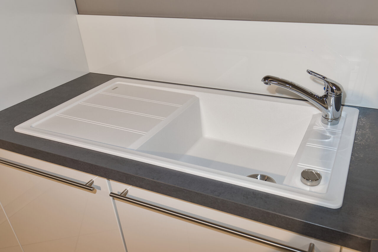 LINEA Flash weiß – Koje 44 Linea - Winkelküche in weiß - hochglanz, viel Stauraum, zeitlos klassisch Eck-Hochschrank mit LeMans-Drehböden (Foto), Glas-Nischenrückwand