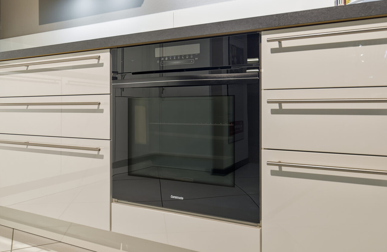 LINEA Flash weiß – Koje 44 Linea - Winkelküche in weiß - hochglanz, viel Stauraum, zeitlos klassisch Eck-Hochschrank mit LeMans-Drehböden (Foto), Glas-Nischenrückwand