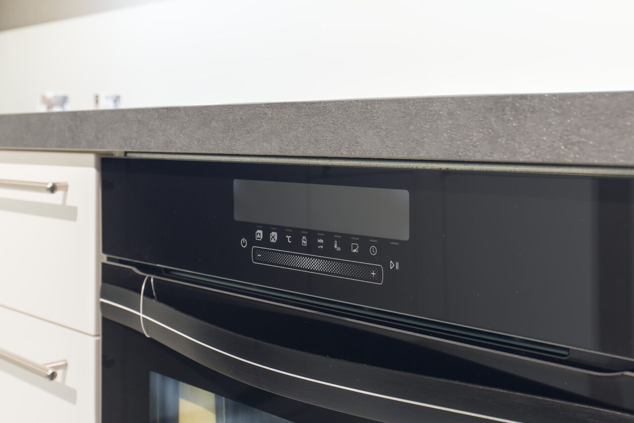 LINEA Flash weiß – Koje 44 Linea - Winkelküche in weiß - hochglanz, viel Stauraum, zeitlos klassisch Eck-Hochschrank mit LeMans-Drehböden (Foto), Glas-Nischenrückwand