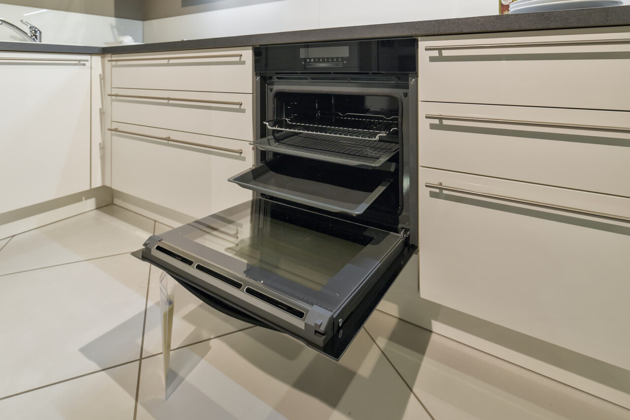 LINEA Flash weiß – Koje 44 Linea - Winkelküche in weiß - hochglanz, viel Stauraum, zeitlos klassisch Eck-Hochschrank mit LeMans-Drehböden (Foto), Glas-Nischenrückwand