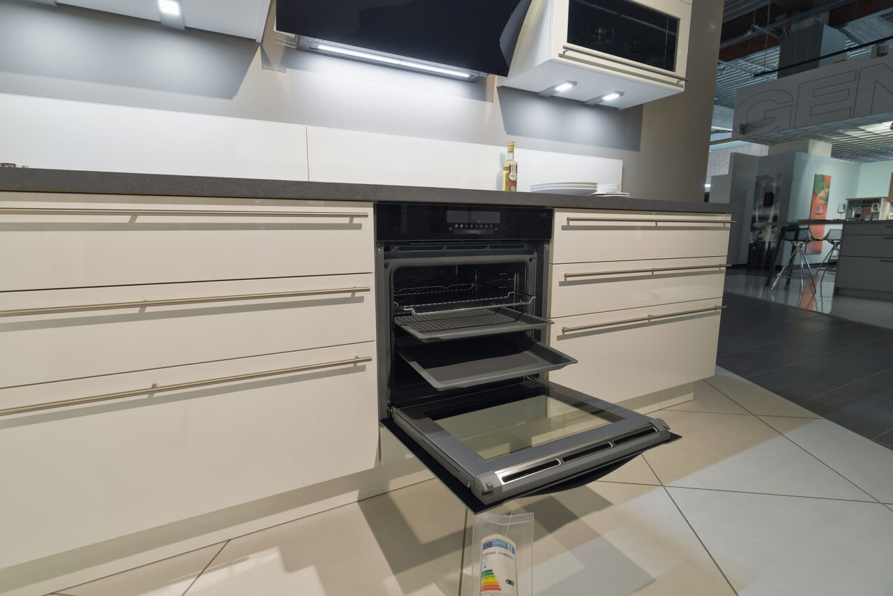 LINEA Flash weiß – Koje 44 Linea - Winkelküche in weiß - hochglanz, viel Stauraum, zeitlos klassisch Eck-Hochschrank mit LeMans-Drehböden (Foto), Glas-Nischenrückwand