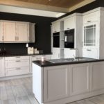 LINEA Landhausküche mit  Echtholz Rahmentüren mit furnierter Fülling Seidengrau