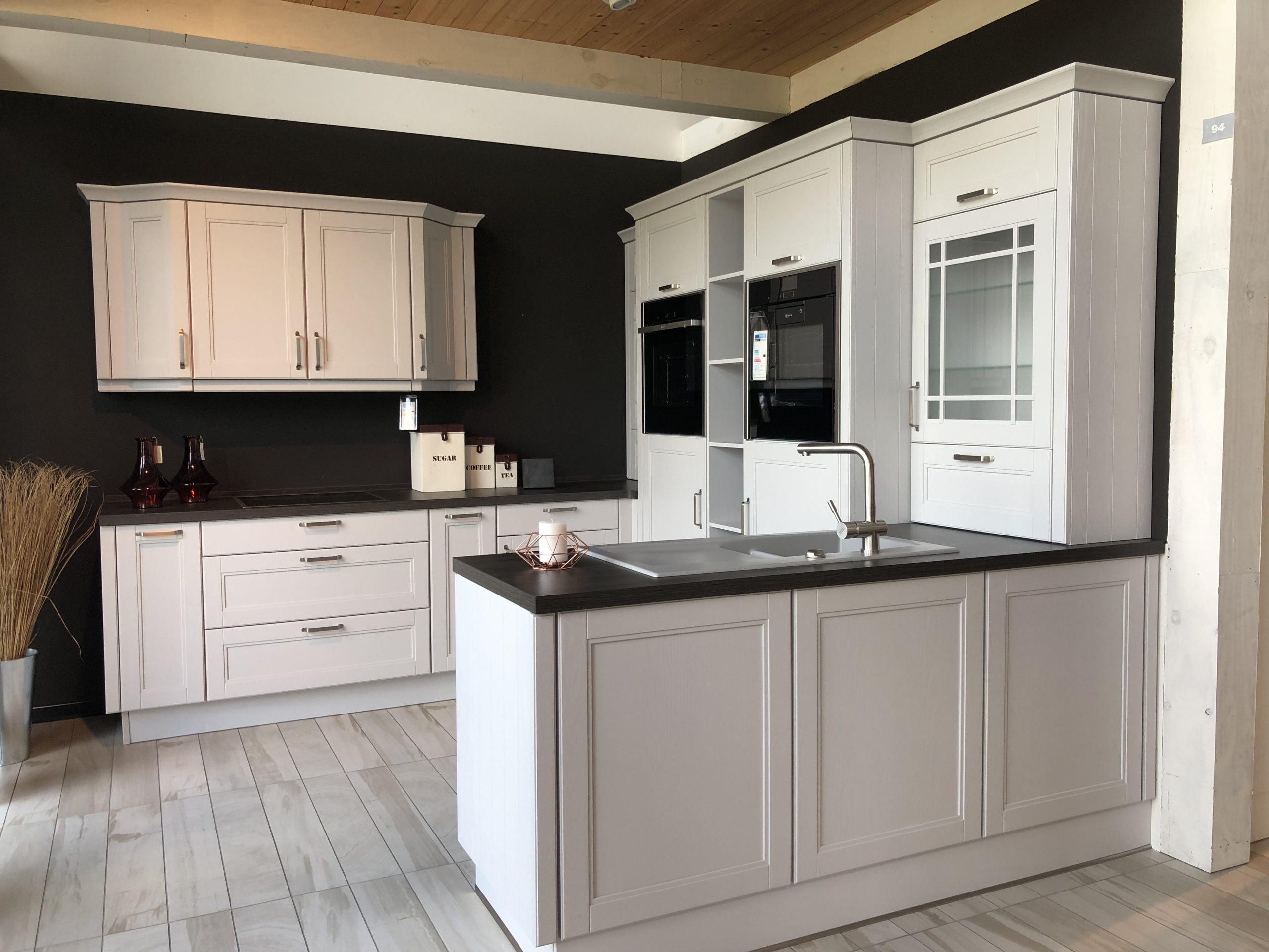 LINEA Landhausküche mit Echtholz Rahmentüren mit furnierter Fülling Seidengrau