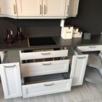 LINEA Landhausküche mit  Echtholz Rahmentüren mit furnierter Fülling Seidengrau