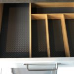 LINEA Landhausküche mit  Echtholz Rahmentüren mit furnierter Fülling Seidengrau