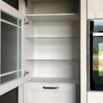 LINEA Landhausküche mit  Echtholz Rahmentüren mit furnierter Fülling Seidengrau