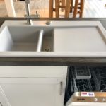 LINEA Landhausküche mit  Echtholz Rahmentüren mit furnierter Fülling Seidengrau
