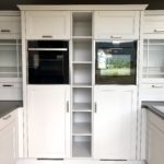 LINEA Landhausküche mit  Echtholz Rahmentüren mit furnierter Fülling Seidengrau
