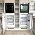 LINEA Landhausküche mit  Echtholz Rahmentüren mit furnierter Fülling Seidengrau