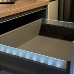 INPURA - AV 6000-GL samtblau Mattlack & RAL-Ton 7044 Seidengrau - Koje 152