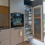 Inpura System AV 6000 greige Mattlack & AV6084 Echtholz furniert – Koje 69