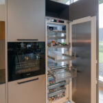 Inpura System AV 6000 greige Mattlack & AV6084 Echtholz furniert – Koje 69