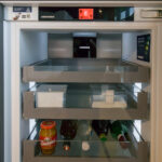 Inpura System AV 6000 greige Mattlack & AV6084 Echtholz furniert – Koje 69
