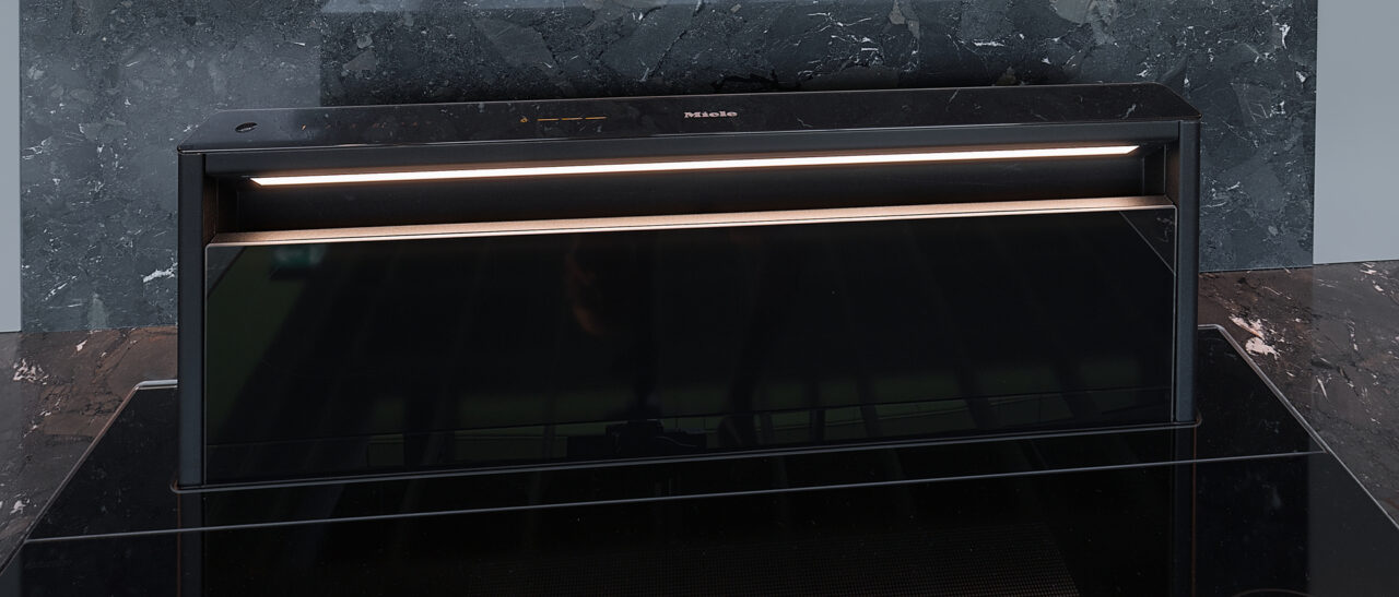 Inpura System AV 6000 greige Mattlack & AV6084 Echtholz furniert – Koje 69