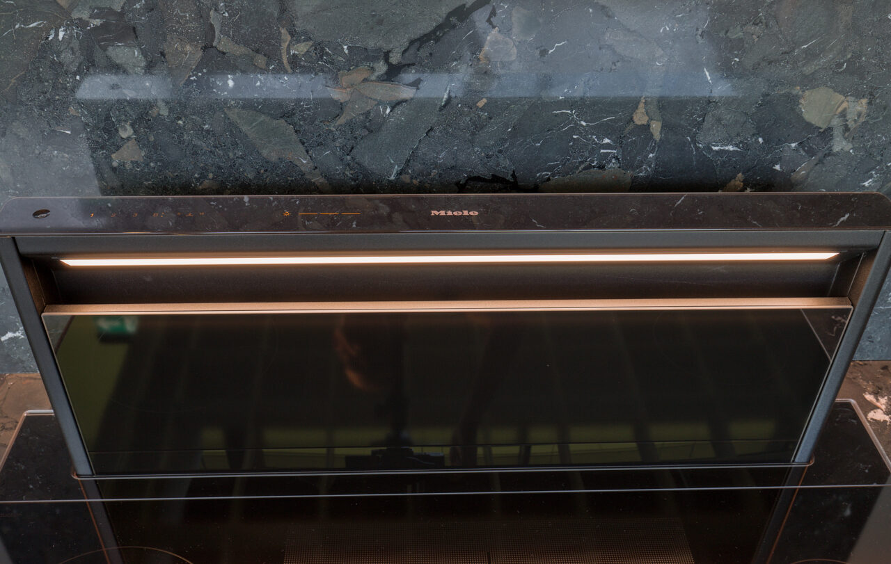 Inpura System AV 6000 greige Mattlack & AV6084 Echtholz furniert – Koje 69