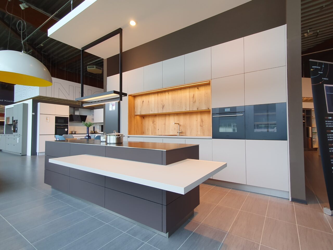 Sachsenküchen präsentiert Fiora Fenix Nanotech, Smeg Backofen mit Smart Cooking, Liebherr Kühl-Gefrierschrank, Smeg Geschirrspüler, Weinlagerschrank, Franke Spüle und Armatur. Perfektion für Ihre Küche! - Koje 54