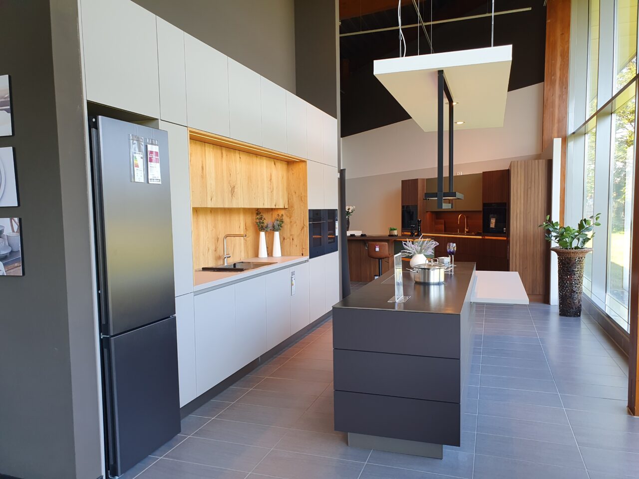 Sachsenküchen präsentiert Fiora Fenix Nanotech, Smeg Backofen mit Smart Cooking, Liebherr Kühl-Gefrierschrank, Smeg Geschirrspüler, Weinlagerschrank, Franke Spüle und Armatur. Perfektion für Ihre Küche! - Koje 54