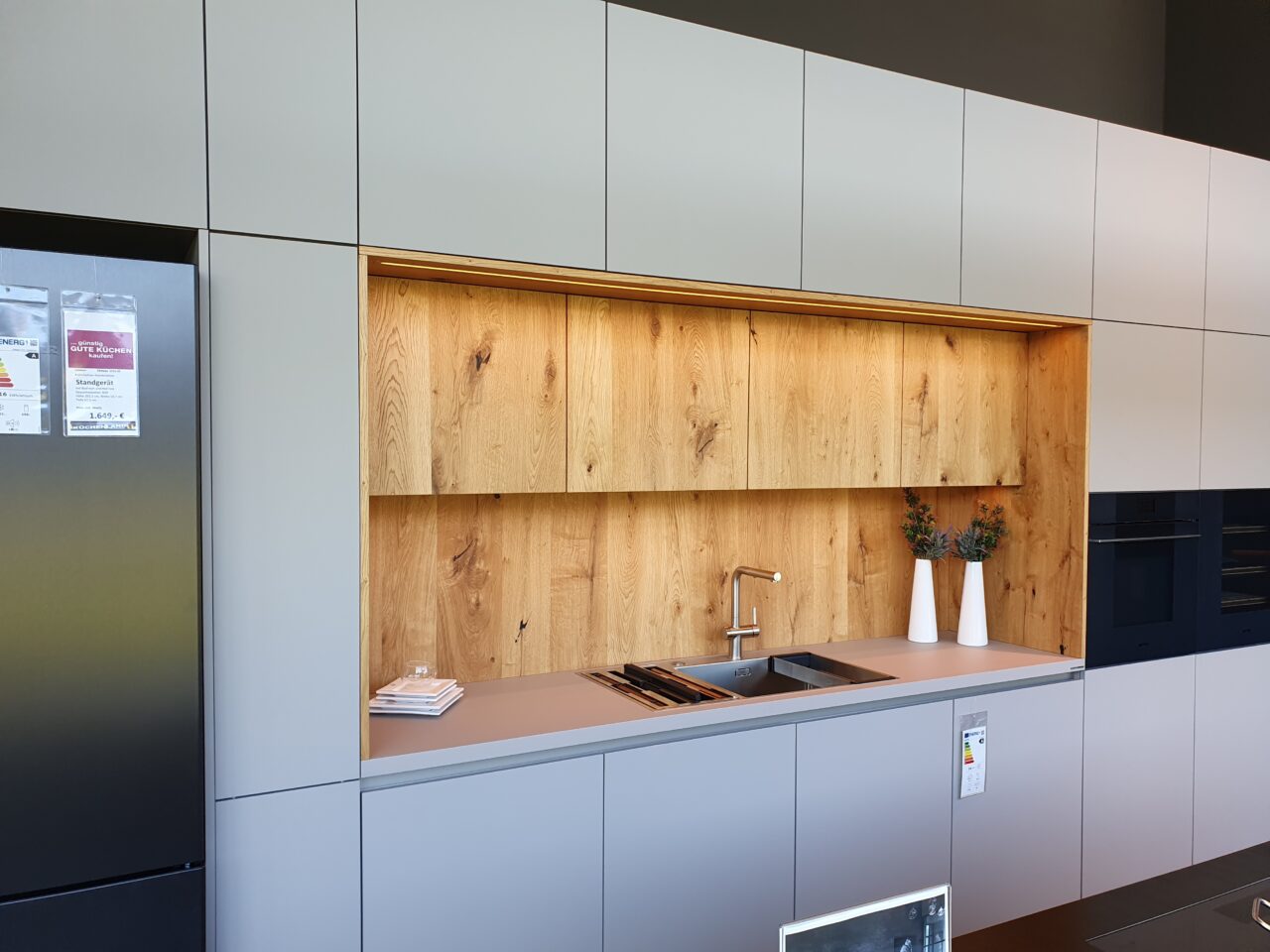 Sachsenküchen präsentiert Fiora Fenix Nanotech, Smeg Backofen mit Smart Cooking, Liebherr Kühl-Gefrierschrank, Smeg Geschirrspüler, Weinlagerschrank, Franke Spüle und Armatur. Perfektion für Ihre Küche! - Koje 54