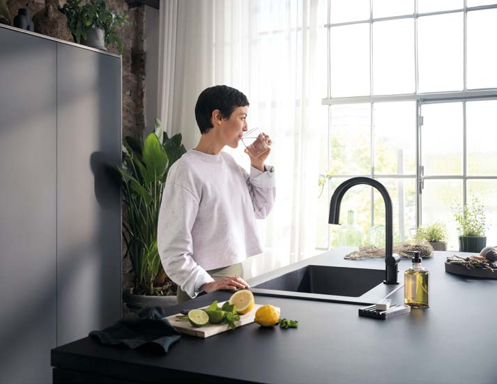 Die smarte Filter- und Sprudelarmatur Aqittura M91. Die SodaBase ermöglicht das Zapfen von mehreren Litern gekühltem und mit Mineralien und Kohlensäure versetztem Wasser. (Foto: hansgrohe)
