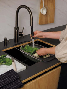 Quooker Flex in Gunmetal, der mit einem Red Dot prämierte Front in Voll-Edelstahl